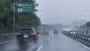 【梅雨の高速道路】安全運転のポイント