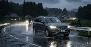 【夜の雨道は危険】対向車ライトに注意！